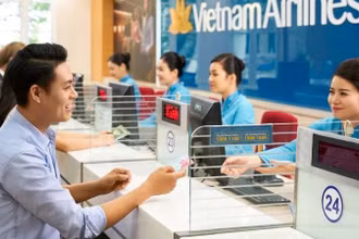 Giao dịch tại quầy dịch vụ của Vietnam Airlines. (Ảnh: nhandan.vn)