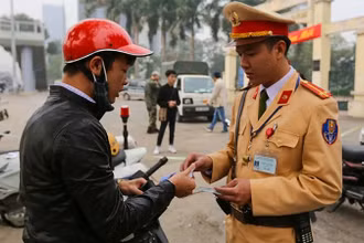 Bộ Công an đề xuất quy định mới về điểm, trừ điểm giấy phép lái xe trong dự thảo Luật Trật tự, an toàn giao thông đường bộ. (Ảnh TUẤN TRUNG)