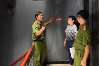 Lực lượng chức năng trao đổi với quản lý hệ thống karaoke Icool tại Thành phố Hồ Chí Minh về phòng cháy, chữa cháy. Ảnh: XUÂN PHÚ