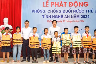 Tặng áo phao cho học sinh có hoàn cảnh khó khăn sống gần vùng sông, biển ở huyện Diễn Châu tại lễ phát động phòng, chống đuối nước trẻ em trên địa bàn tỉnh Nghệ An năm 2024, ngày 5/8/2024. (Ảnh: Báo Nghệ An)