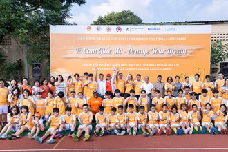 Gần 100 học sinh đến từ Hà Giang và Hà Nội tham gia trận bóng đá giao hữu "Tô cam giấc mơ” vào ngày 11/11/2023. (Ảnh: UN Women)