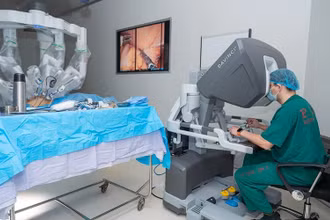 Sử dụng robot phẫu thuật cho người bệnh ung thư đường tiêu hóa tại Bệnh viện K. (Ảnh HÀ THÁI)