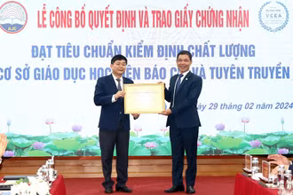 Trao Giấy chứng nhận đạt tiêu chuẩn chất lượng cơ sở giáo dục cho Học viện Báo chí và Tuyên truyền. Ảnh: AJC