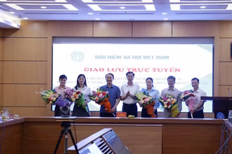 Phó Tổng Giám đốc Bảo hiểm xã hội Việt Nam Đào Việt Ánh tặng hoa khách mời, chuyên gia dự chương trình. (Ảnh: VSS)