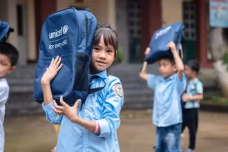 Trẻ em tại Trường Tiểu học và Trung học Cơ sở Phúc Khánh 1 tại Lào Cai nhận cặp sách với đồ dùng học tập thiết yếu từ hỗ trợ của UNICEF, ngày 29/9/2024. (Ảnh UNICEF tại Việt Nam)