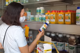 Thanh tra Sở Nông nghiệp và Phát triển nông thôn tỉnh Tây Ninh kiểm tra sản phẩm thuốc trừ sâu tại cửa hàng bán vật tư nông nghiệp trên địa bàn tỉnh. (Ảnh: Thanh Tân)