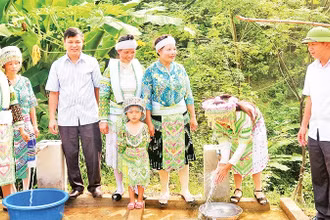 Ðược đầu tư bể chứa và đường ống, đồng bào dân tộc H’Mông ở xóm Làng Giai (xã La Hiên, huyện Võ Nhai) được sử dụng nước hợp vệ sinh. (Ảnh CTV)