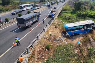 Hiện trường vụ tai nạn giao thông trên tuyến cao tốc Thành Phố Hồ Chí Minh – Trung Lương đoạn qua địa bàn xã Tân Lý Đông, huyện Châu Thành, tỉnh Tiền Giang. (Ảnh NGUYỄN NHÂN) 