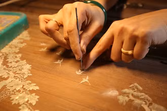 Lao động làm sản phẩm truyền thống tại làng nghề khảm trai Chuyên Mỹ, huyện Phú Xuyên, Hà Nội. (Ảnh: DUY KHÁNH)