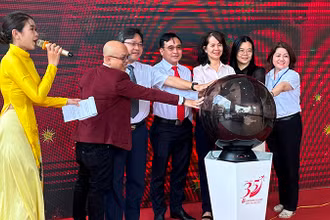 Các đại biểu thực hiện nghi thức khai mạc chương trình “35 năm Tự hào hàng Việt”.