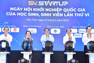 Thủ tướng Phạm Minh Chính và các đồng chí lãnh đạo thực hiện nghi thức khai mạc SV-Startup.