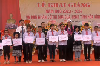 Ban Chỉ huy quân sự huyện Đà Bắc tặng xe đạp cho học sinh Trường THCS Cao Sơn nhân dịp khai giảng năm học 2023-2024.