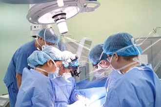 Các bác sĩ Trung tâm Tim mạch (Bệnh viện Nhi Trung ương) thực hiện ca phẫu thuật tim bẩm sinh cho một bệnh nhi. (Ảnh: nhandan.vn)