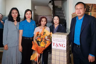 Ðại diện Liên đoàn Lao động thành phố Hà Nội trao quà tặng công nhân lao động có hoàn cảnh khó khăn nhân dịp Tháng Công nhân năm 2024.