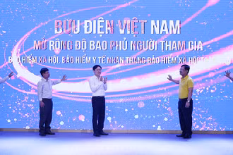 Các đại biểu nhấn nút phát động lễ ra quân. (Ảnh: VNPost)