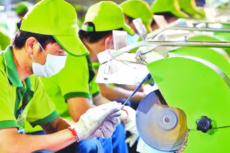 Lao động tại Công ty cổ phần Kềm Nghĩa, Thành phố Hồ Chí Minh. Ảnh minh họa: PHƯƠNG VY