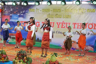 Một tiết mục biểu diễn nghệ thuật truyền thống của học sinh Khmer Nam Bộ ở Vĩnh Long.