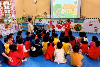Giờ kể chuyện của cô giáo và học sinh Trường mầm non xã Đại Đồng, huyện Yên Bình, Yên Bái.