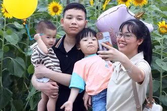 Gia đình trẻ vui vầy bên con cái - Mô hình cần được khuyến khích trong bối cảnh mức sinh đang giảm. (Ảnh NHƯ Ý)