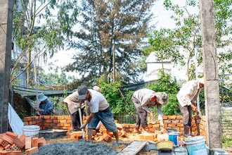 Hội viên Hội Nông dân xã Hòa Tiến xây nhà cho em Nguyễn Văn Việt.