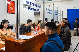 Cảnh sát giao thông thành phố Hà Nội tiếp nhận hồ sơ cấp đổi giấy phép lái xe. (Ảnh HỒNG QUANG)