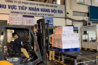 Vận chuyển vắc-xin phòng bệnh sởi đến các địa phương. (Ảnh Vũ Đoàn)