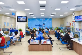 Khách hàng giao dịch tại một chi nhánh VietinBank.