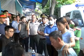 Cán bộ Cục Thi hành án dân sự TP Đà Nẵng phối hợp các lực lượng chức năng thực thi nhiệm vụ. (Ảnh CTV)