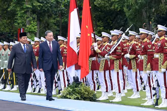 Tổng Bí thư Tô Lâm và Tổng thống Indonesia Prabowo Subianto duyệt đội danh dự. (Ảnh TTXVN)