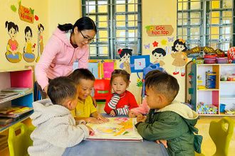 Cô và học sinh Trường mầm non Chế Tạo (xã Chế Tạo, huyện Mù Cang Chải, tỉnh Yên Bái) trong giờ học nhận biết con vật. (Ảnh: Thanh Sơn)