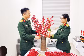 Vợ chồng Đại úy Nguyễn Việt Hưng và Trung úy Hoàng Thị Quỳnh Mai trang trí căn hộ mới đón Tết Ất Tỵ 2025.