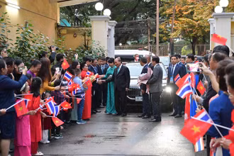 Bà con kiều bào vui mừng chào đón Chủ tịch nước và Phu nhân.
