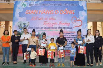Trao tặng các phần quà cho bệnh nhi có hoàn cảnh khó khăn.
