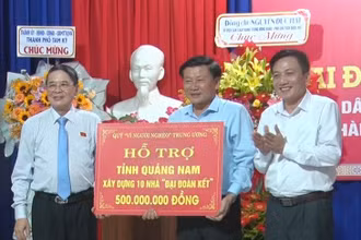 Phó Chủ tịch Quốc hội Nguyễn Đức Hải trao biển hỗ trợ xây dựng 10 nhà Đại Đoàn kết cho nhân dân tỉnh Quảng Nam.