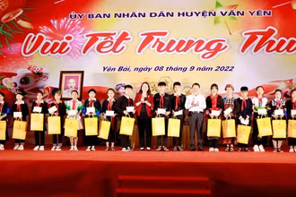 Phó Chủ tịch nước Võ Thị Ánh Xuân vui Tết Trung thu với học sinh Yên Bái