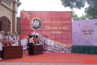 Các em học sinh tham gia thi tìm hiểu về thân thế, quá trình hoạt động cách mạng của đồng chí Tô Hiệu.