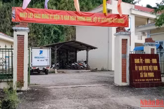 Trụ sở Ủy ban nhân dân xã Tân Phong không thấy thông tin niêm yết của Công ty đấu giá hợp danh Tây Bắc-Việt Nam.