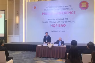 Thứ trưởng Nội vụ Vũ Chiến Thắng trả lời, giải đáp các nội dung được báo chí quan tâm.