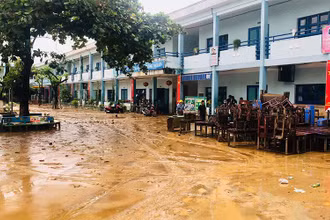 Bùn ngập tại trường tiểu học Hồng Quang.