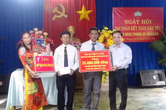 Đồng chí Phạm Tất Thắng, Ủy viên Trung ương Đảng, Phó Trưởng ban Thường trực Ban Dân vận Trung ương tặng quà cho khu dân cư Ngọc Phong (xã Hòa Kiến, thành phố Tuy Hòa, tỉnh Phú Yên). (Ảnh: XUÂN TRIỆU)
