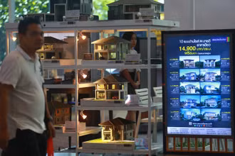 Người dân tham quan tại Hội chợ Nhà và Chung cư ở Thái Lan. (Ảnh: Bangkok Post)