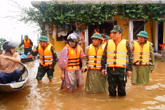 Các đồng chí lãnh đạo tỉnh và các ban, ngành vượt lũ đến thăm hỏi, động viên người dân vùng ngập nặng tại xã Quảng Phước (Quảng Điền).