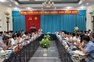 Lãnh đạo 2 tỉnh Bến Tre và Vĩnh Long họp bàn góp ý phương án đầu tư xây dựng cầu Đình Khao.