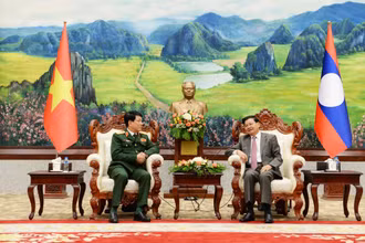 Tổng Bí thư, Chủ tịch nước Lào Thongloun Sisoulith tiếp Đại tướng Lương Cường. (ẢNH: TRỊNH DŨNG)