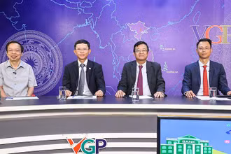 Các vị khách mời tham dự Tọa đàm trực tuyến "Ngành Ngân hàng tiên phong chuyển đổi số: Để toàn dân tham gia, toàn dân hưởng lợi" - (Ảnh: VGP)
