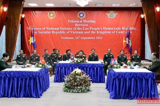 Quang cảnh hội đàm giữa Bộ trưởng Quốc phòng ba nước Lào, Việt Nam, Campuchia.