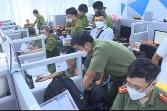 Công an khám xét văn phòng công ty tại quận 4. (Ảnh: Công an cung cấp)