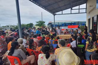 Các gia đình bà con gốc Việt Nam và Campuchia đến nhận quà.