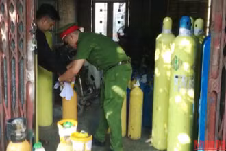 Qua kiểm tra, Công an phát hiện 43 bình khí N2O.