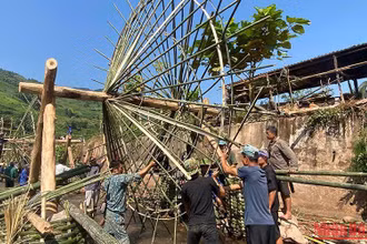 Người dân bản Nà Sự góp sức làm cọn nước gạo không gian du lịch phục vụ khách tham quan.